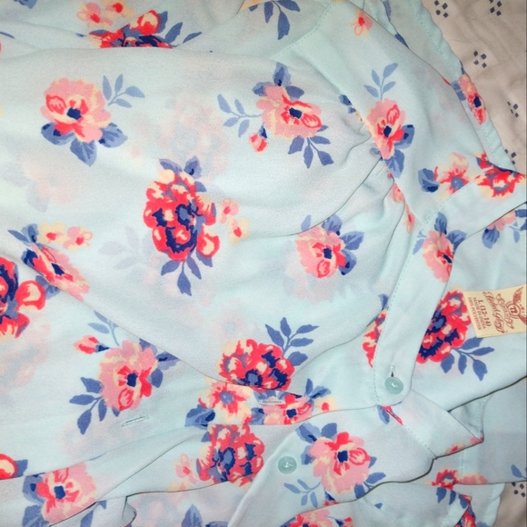 🌸 Beautiful floral button down top - Picture 7 of 12